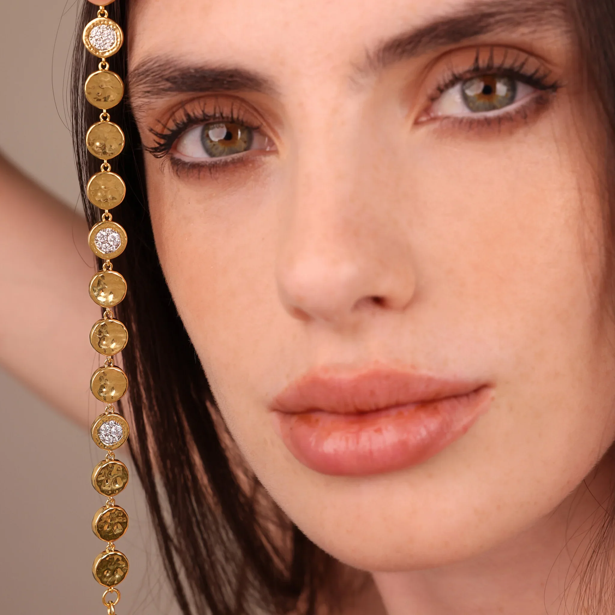 Bracciale Eclissi Dorata con Pavé di Cubic Zirconia - Image 4