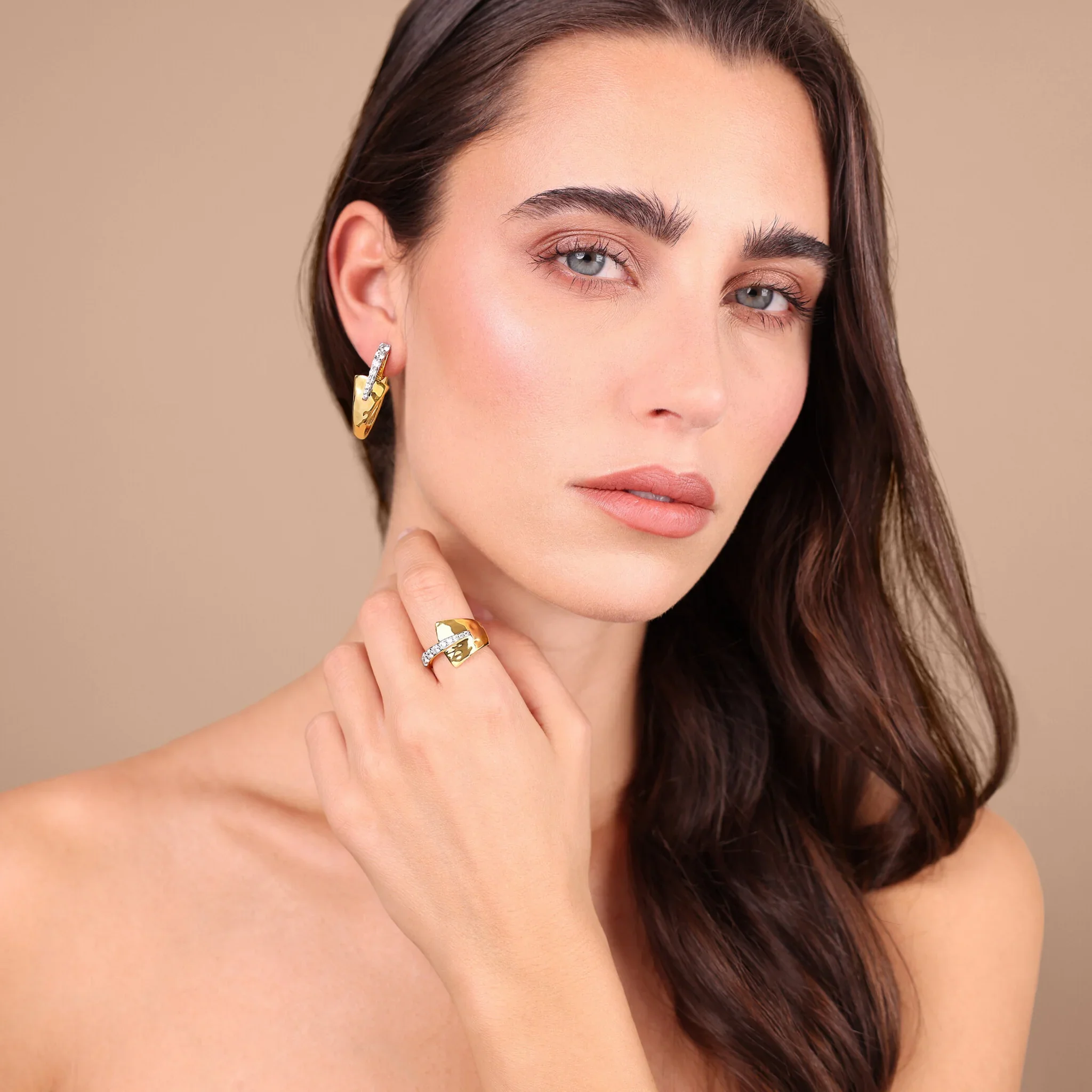 Orecchini Ovali Martellati con Pavé di Cubic Zirconia - Image 2