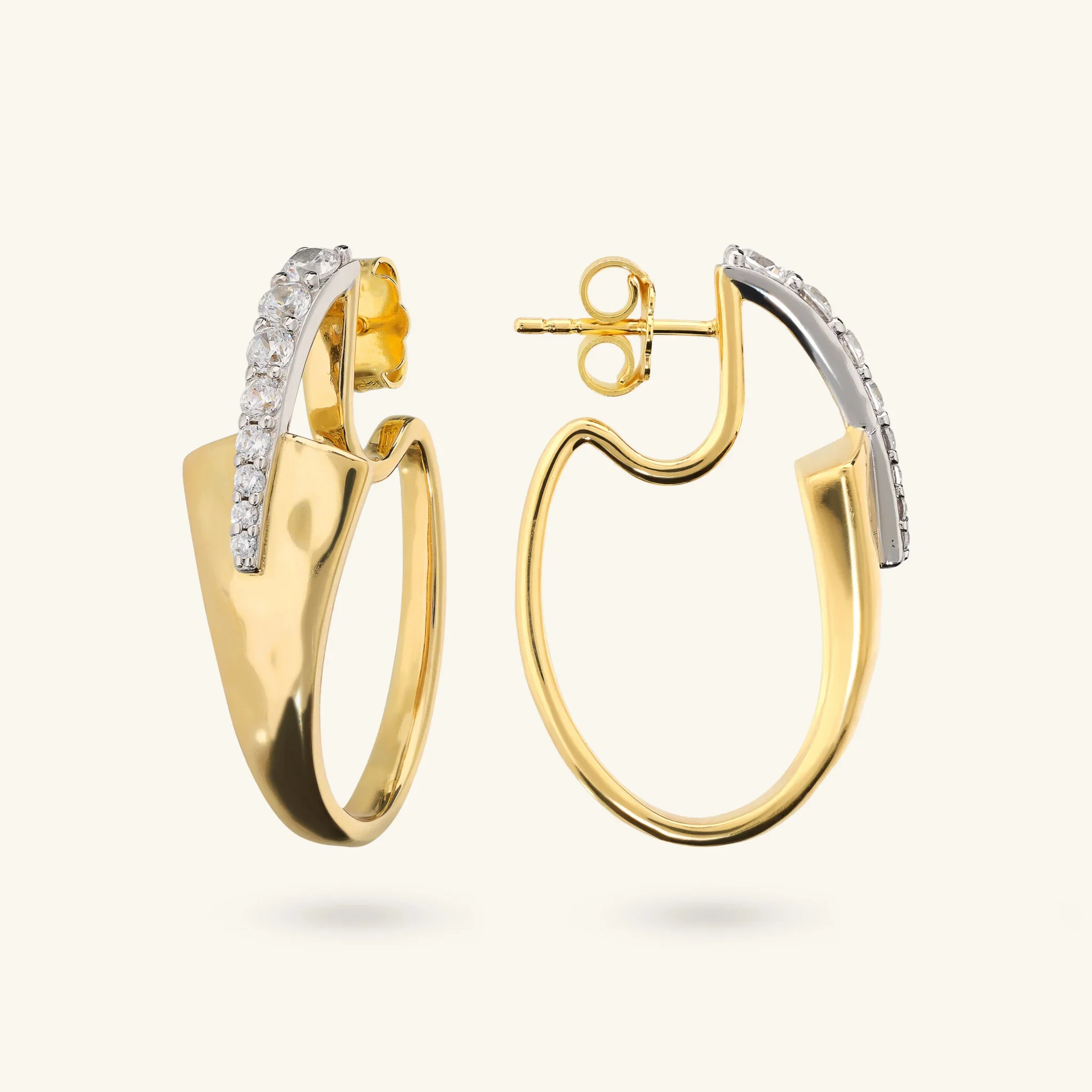 Orecchini Ovali Martellati con Pavé di Cubic Zirconia - Image 3