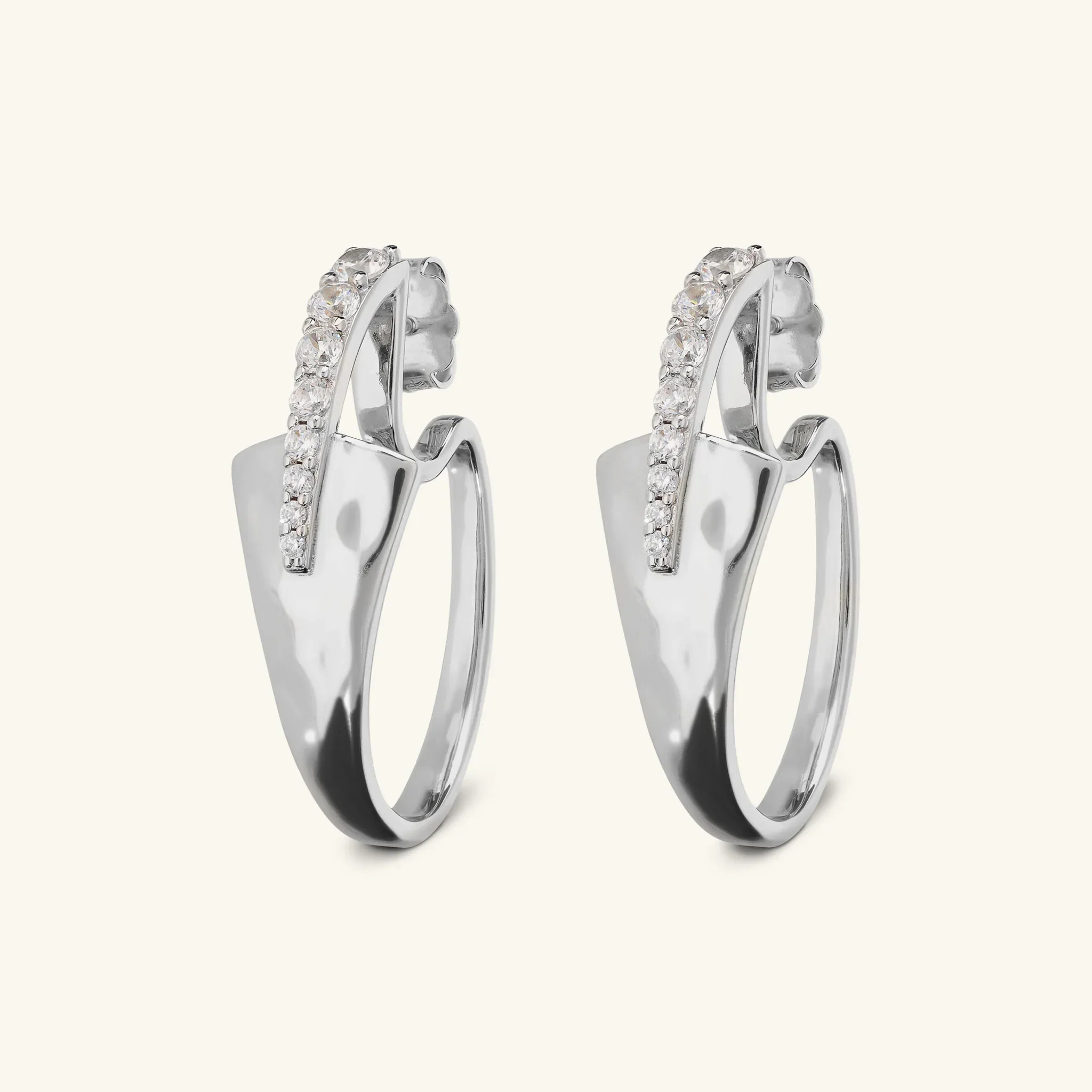 Orecchini Ovali Martellati con Pavé di Cubic Zirconia - Image 5